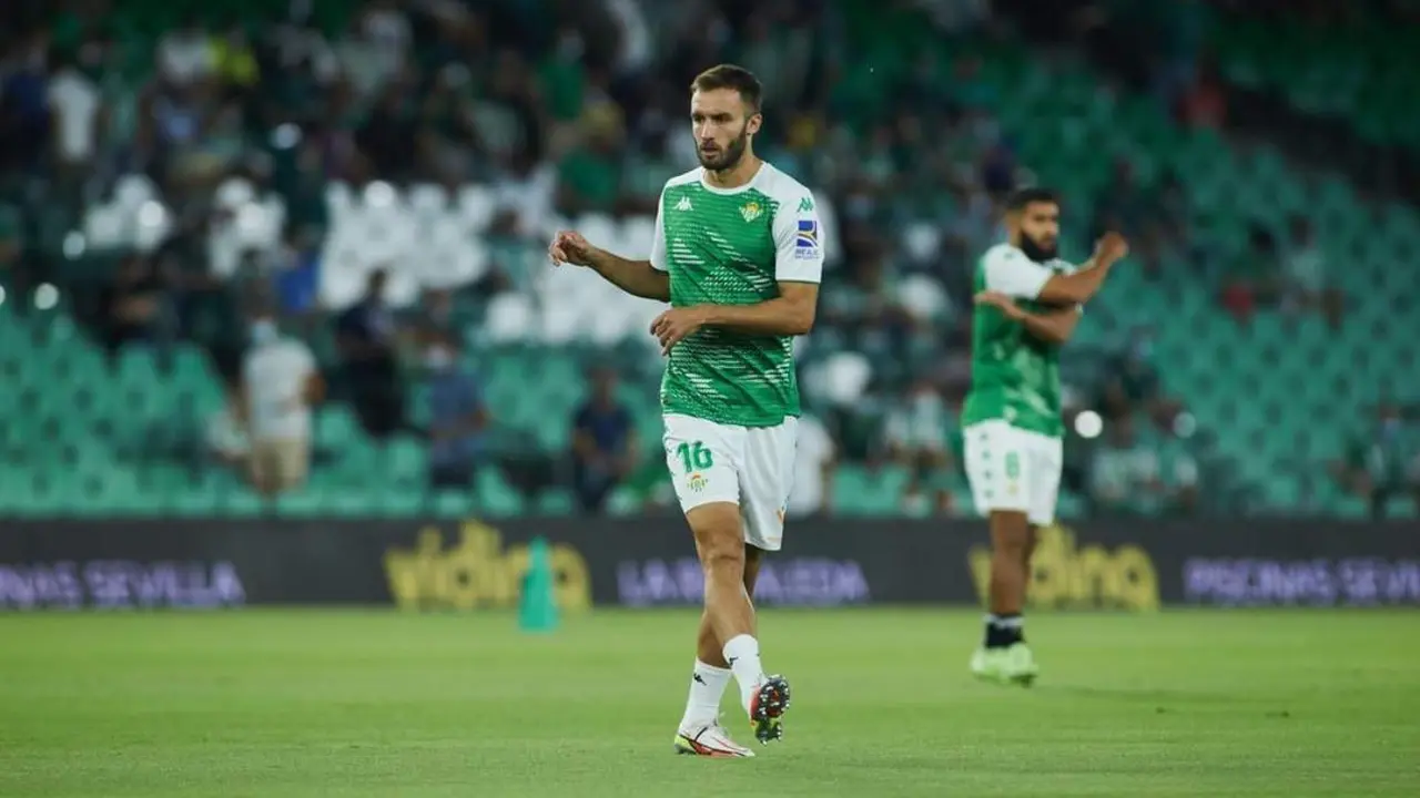 El defensa del Betis, Germ&aacute;n Pezzella, durante un calentamiento. - rbb