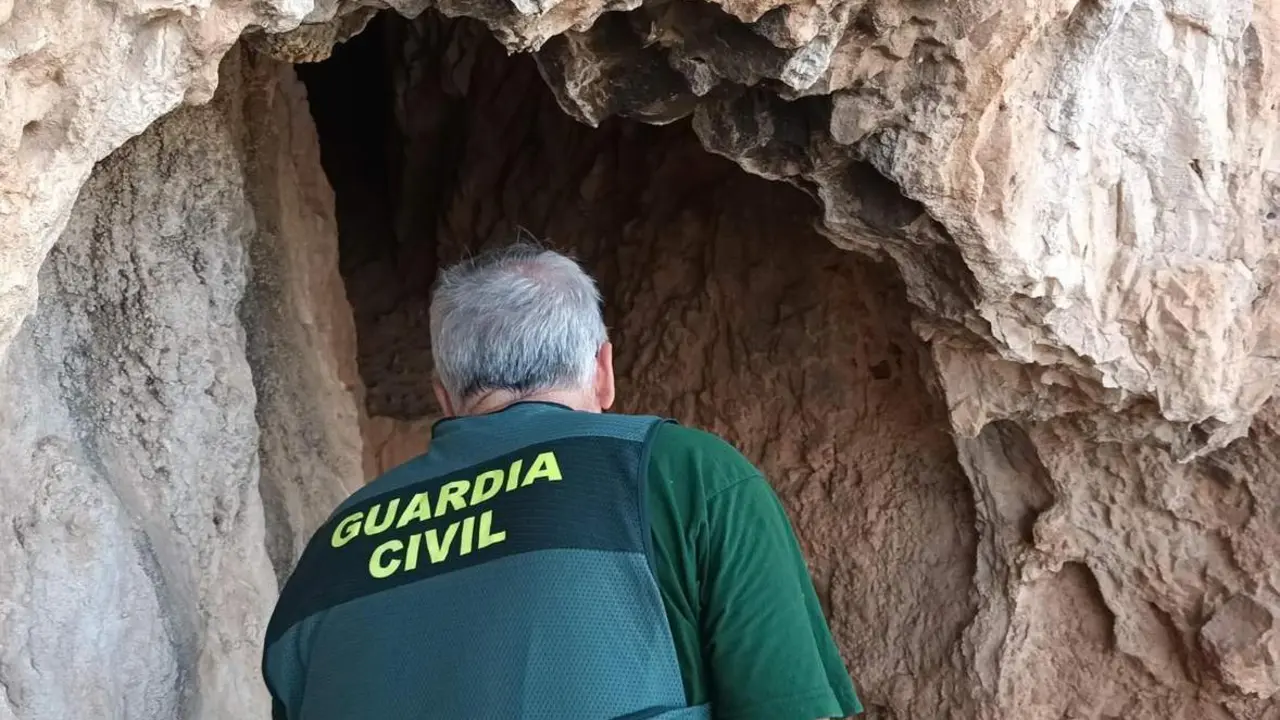 Investigan los da&ntilde;os en las pinturas rupestres en el yacimiento. - Guardia Civil