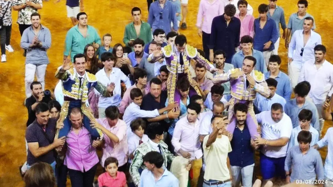 Ponce, Luque y Galv&aacute;n a hombros en El Puerto. - viva