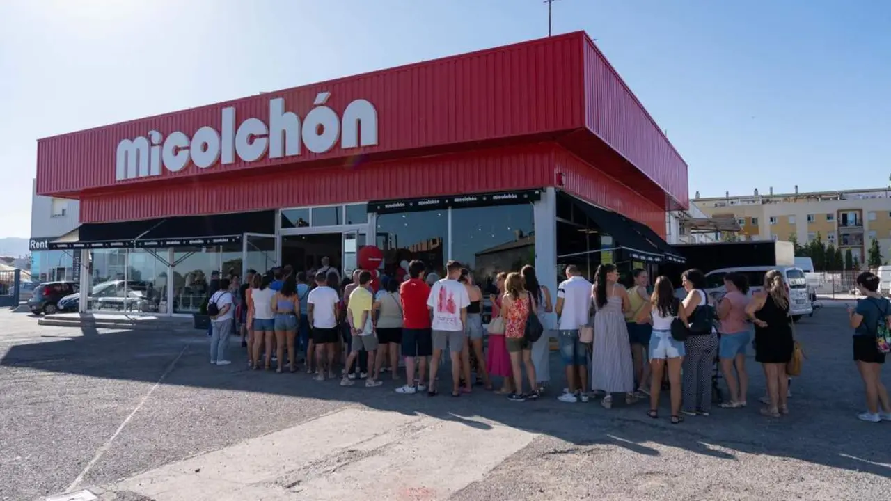 Gran expectaci&oacute;n en la inauguraci&oacute;n de MiColch&oacute;n Ronda. - 
