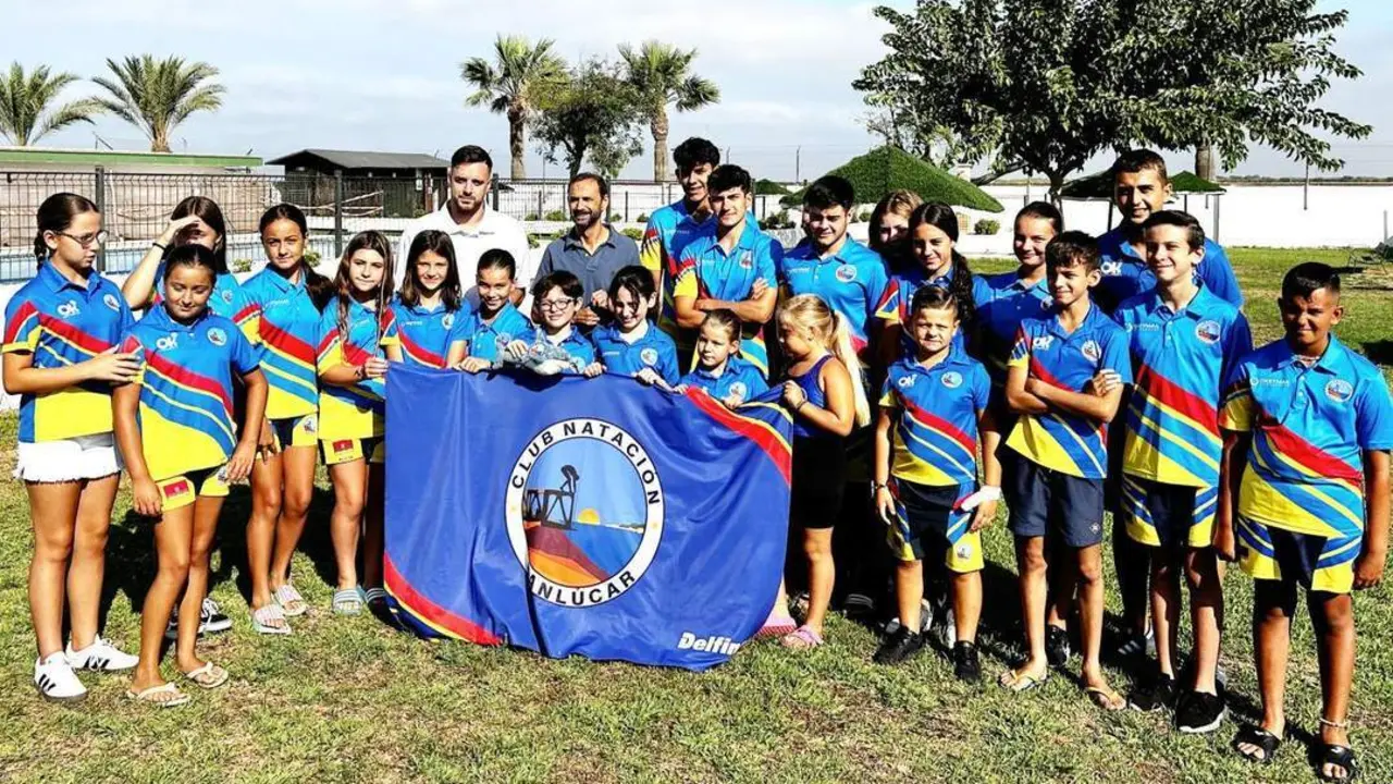 V&iacute;ctor Mora con los prometedores nadadores del CDN Sanl&uacute;car - AI