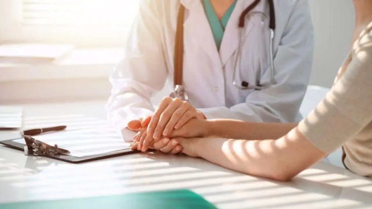 Una mujer en una consulta m&eacute;dica. - 