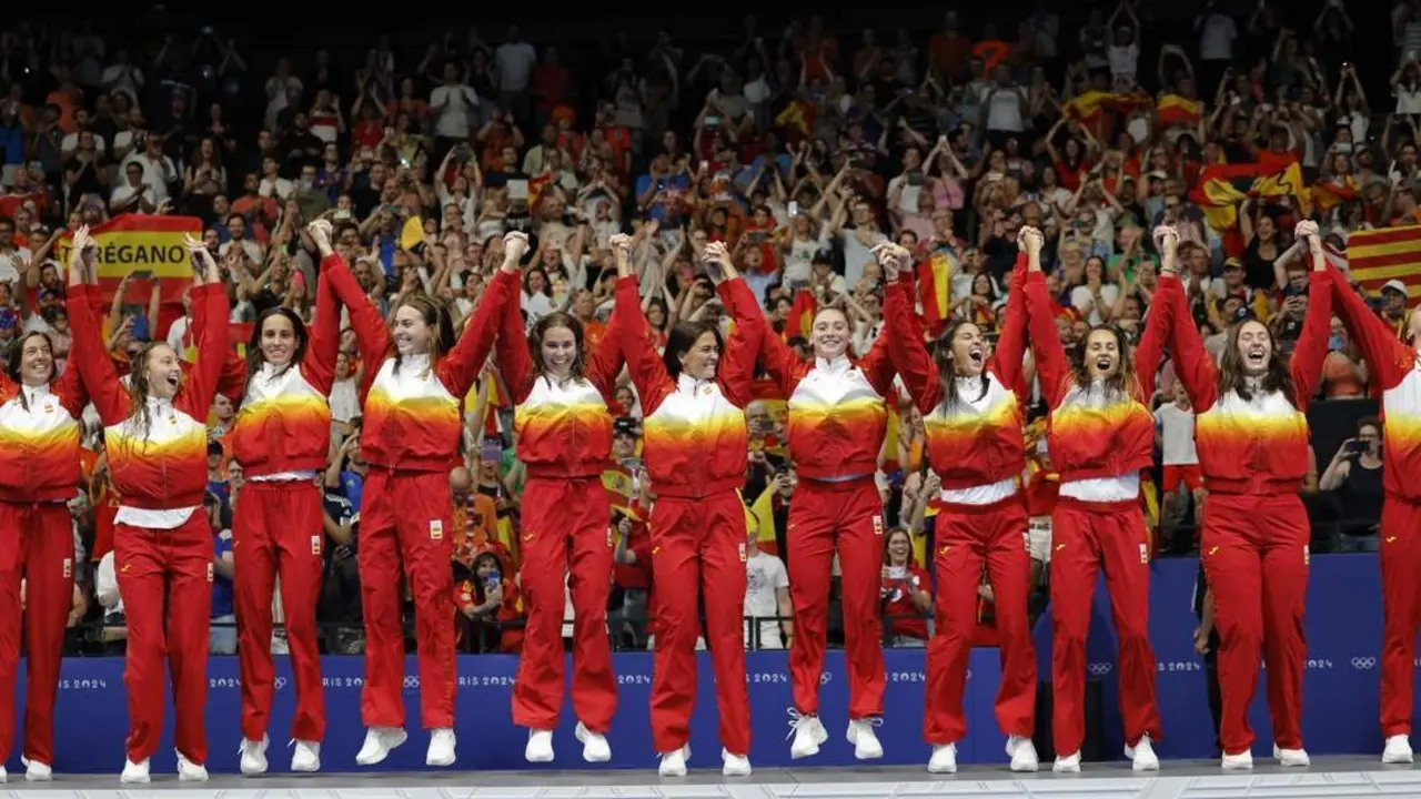El equipo femenino de waterpolo, en el podio. - EFE