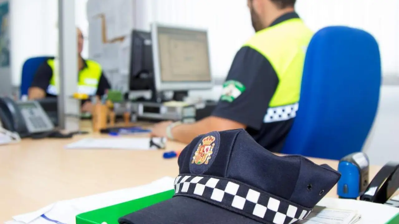 Un agente de la Polic&iacute;a Local de Sanl&uacute;car. - Informaci&oacute;n.