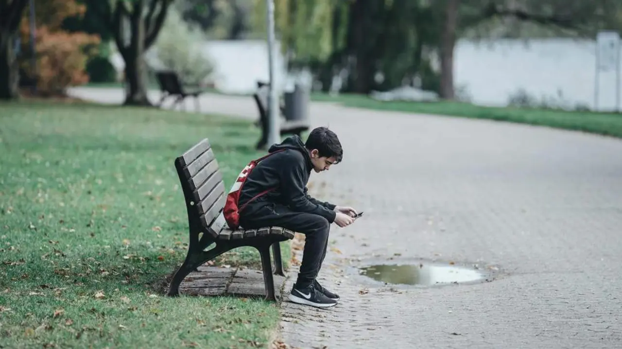 Un adolescente con un tel&eacute;fono m&oacute;vil en las manos. - Pexels - Omar Ramadan