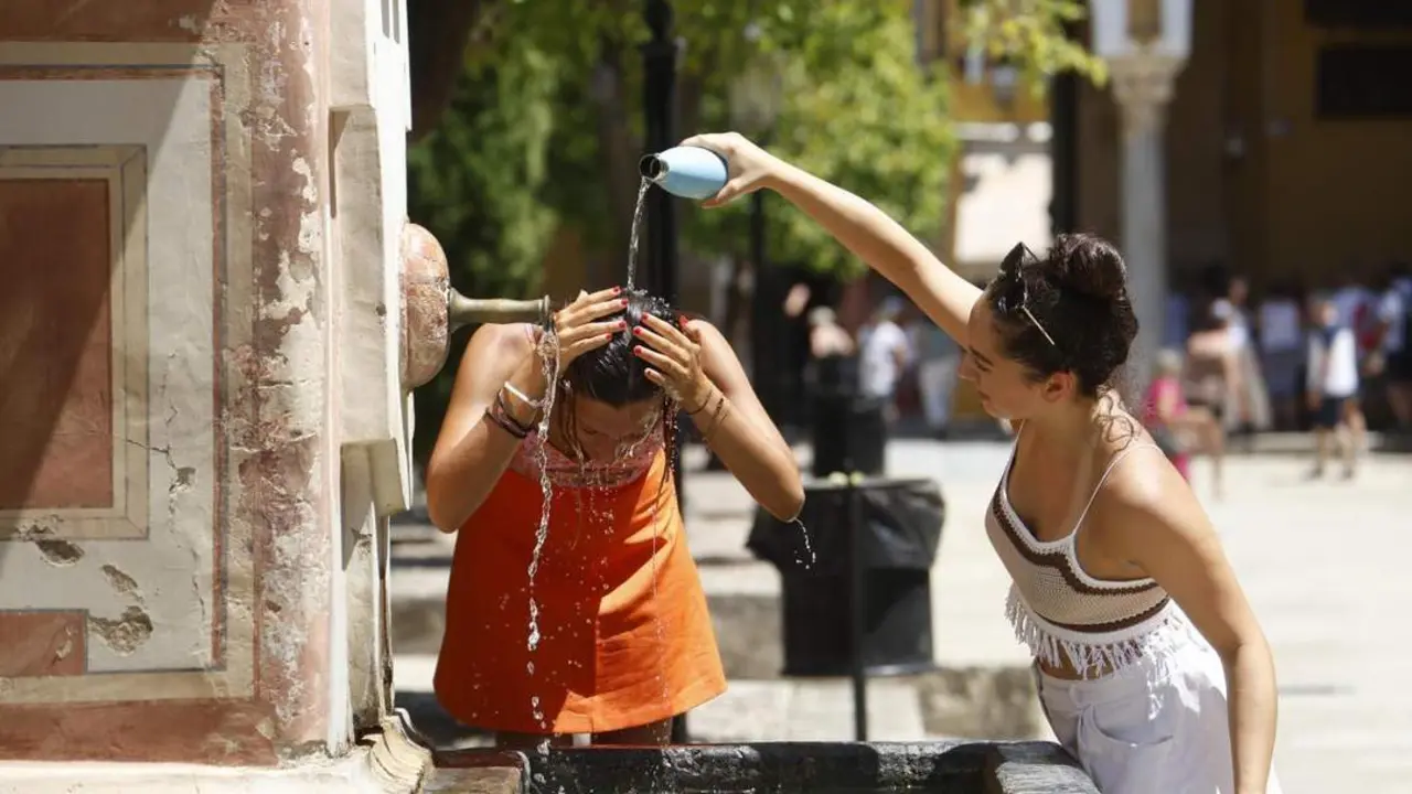 Una mujer se refresca ante la Catedral de C&oacute;rdoba. - EFE