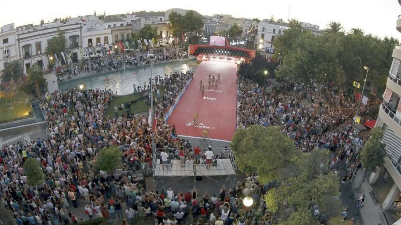 Salida de la Vuelta Ciclista desde el Mamel&oacute;n, en 2014.  - Andaluc&iacute;a Informaci&oacute;n