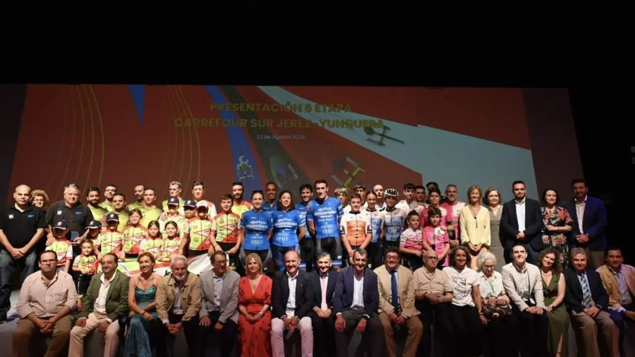Foto de familia de la presentaci&oacute;n de la sexta etapa en Jerez.  - Viva