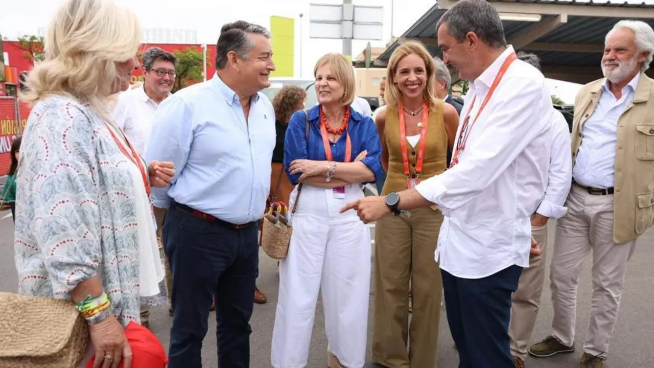 El consejero de Presidencia junto a las autoridades. - Nacho Frade / Europa Press