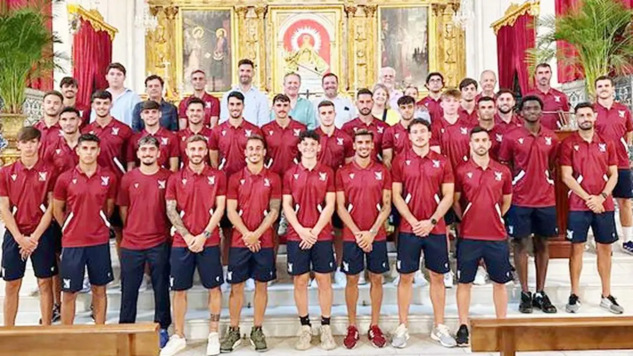 El Atl&eacute;tico Sanluque&ntilde;o posando delante de la Patrona de la Ciudad - ASCF