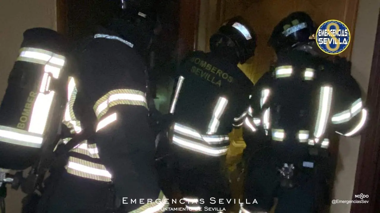 Efectivos de Bomberos de Sevilla intervienen en el incendio del local. - Emergencias Sevilla