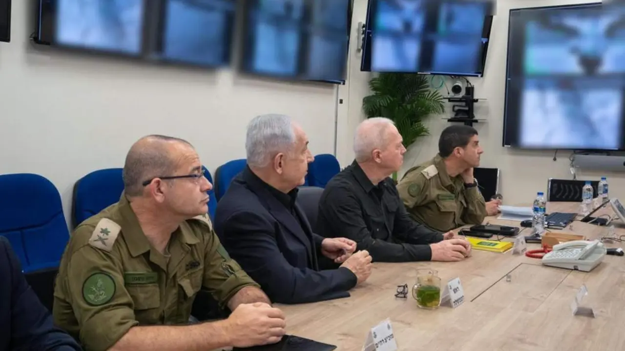 Netanyahu (2i), dirige las operaciones desde la base militar de Kirya. - EFE