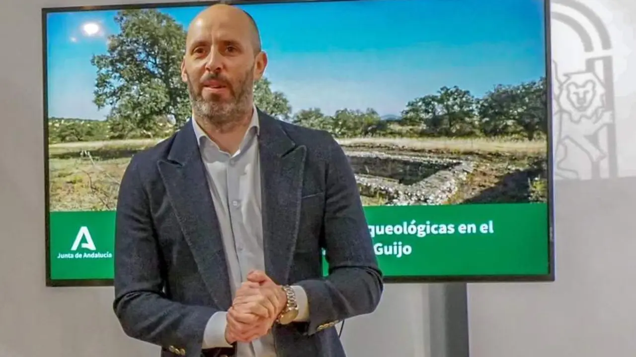Lucena, ante una imagen del yacimiento de Majadaiglesia. - Junta