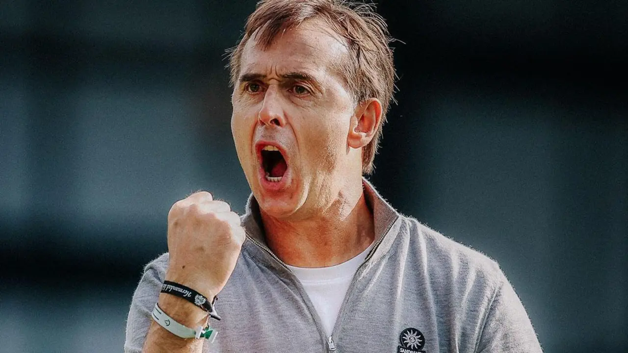 Julen Lopetegui este domingo con la pulsera del Cachorro - WEST HAM UNITED