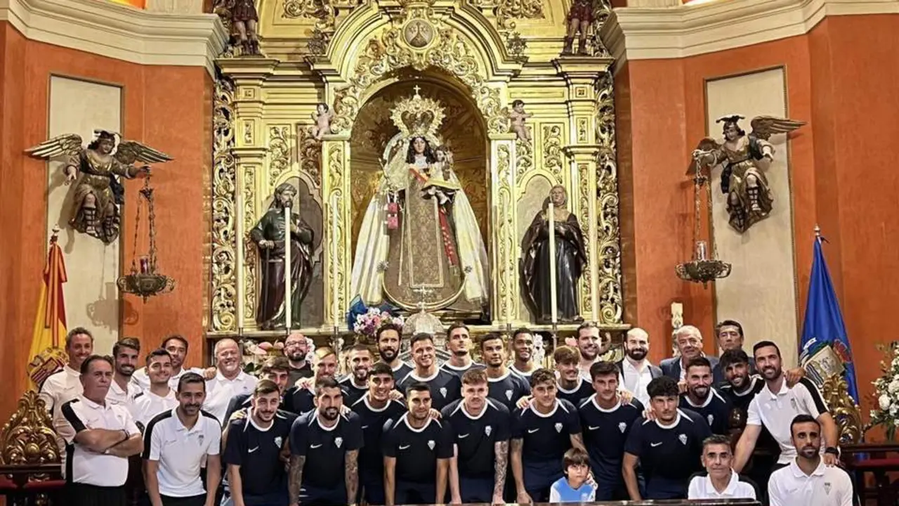 La plantilla del San Fernando CD posa junto a la Virgen del Carmen. - &Aacute;ngel Gallego.