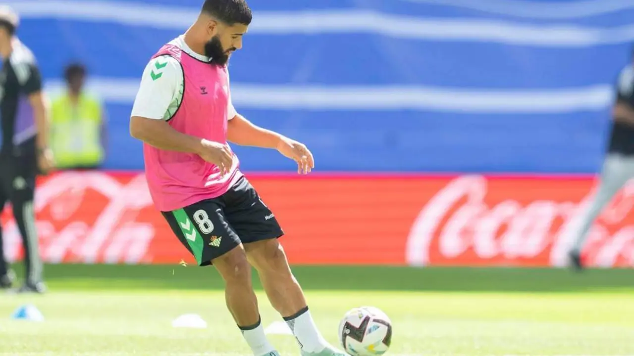Nabil Fekir calienta sobre el c&eacute;sped del Santiago Bernab&eacute;u. - rbb