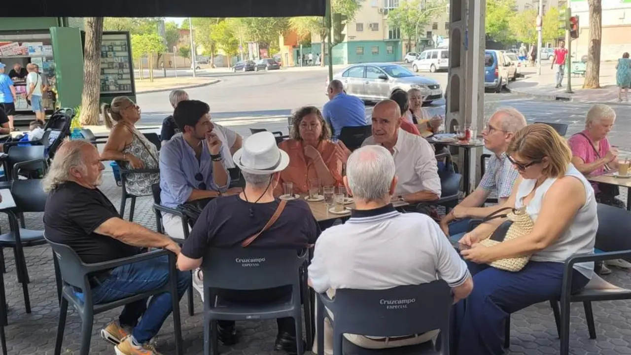 Mu&ntilde;oz, durante su reuni&oacute;n con la Asociaci&oacute;n Amigos Parque Amate. - PSOE