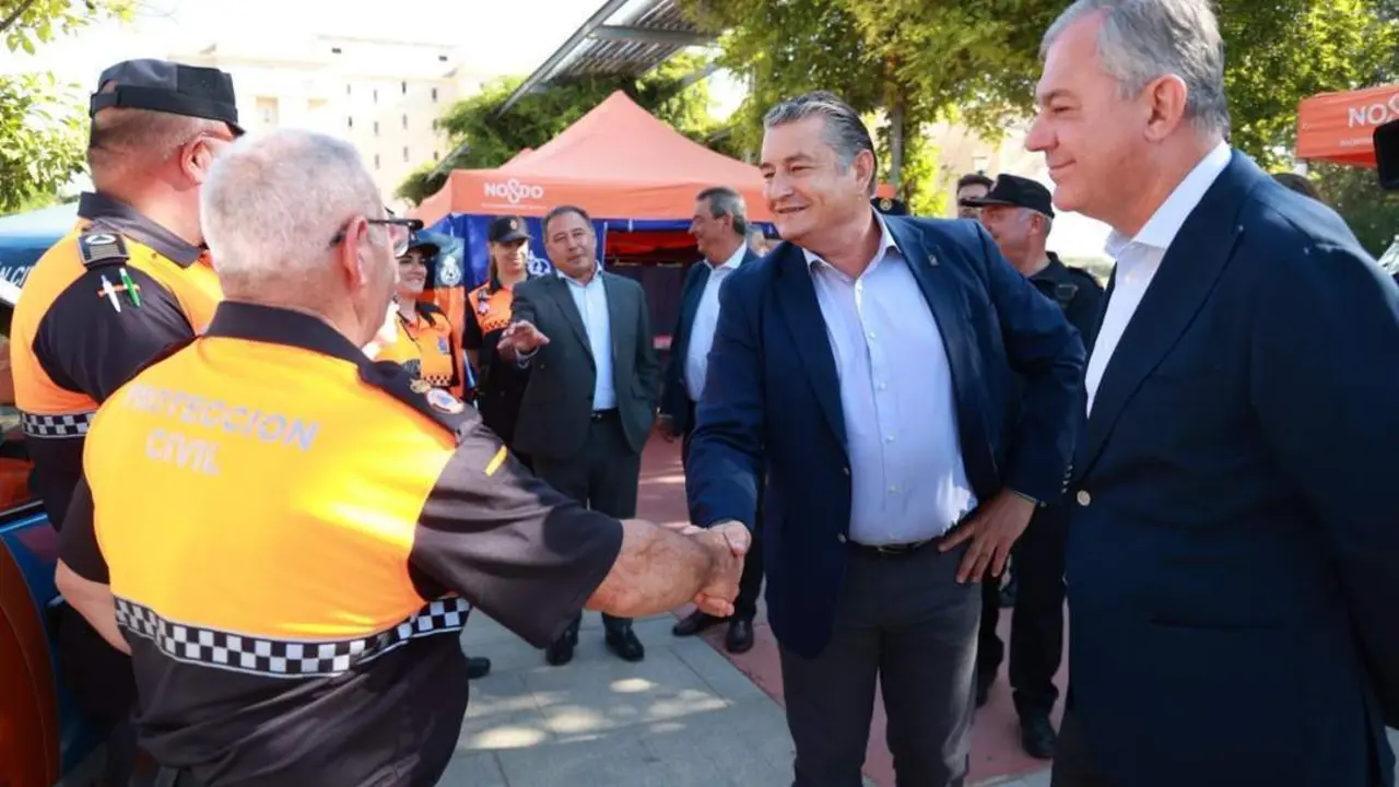El consejero y el alcalde con voluntarios de Protecci&oacute;n Civil. - Viva Sevilla.