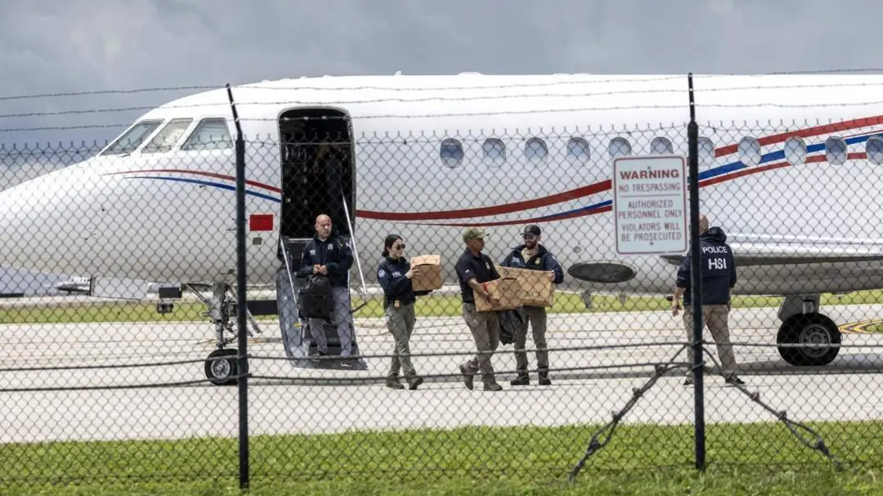 Agentes estadounidenses sacan cajas del avi&oacute;n confiscado. - EFE