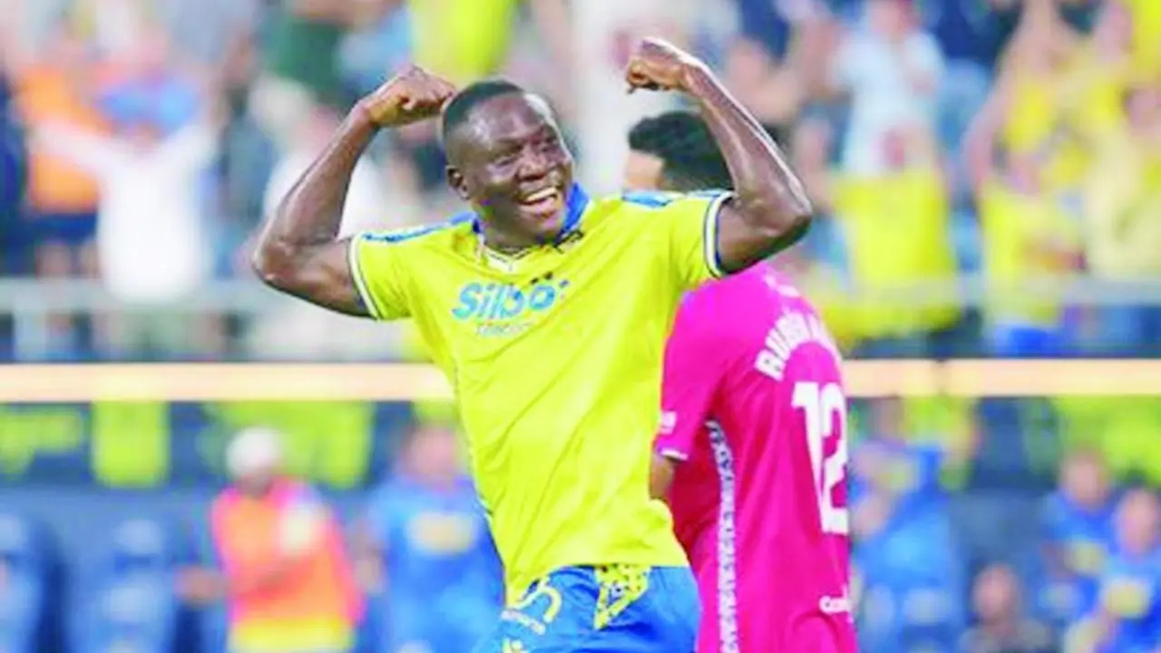 Mwepu celebra su &uacute;nico tanto de amarillo en la 24-25 - C&aacute;diz CF
