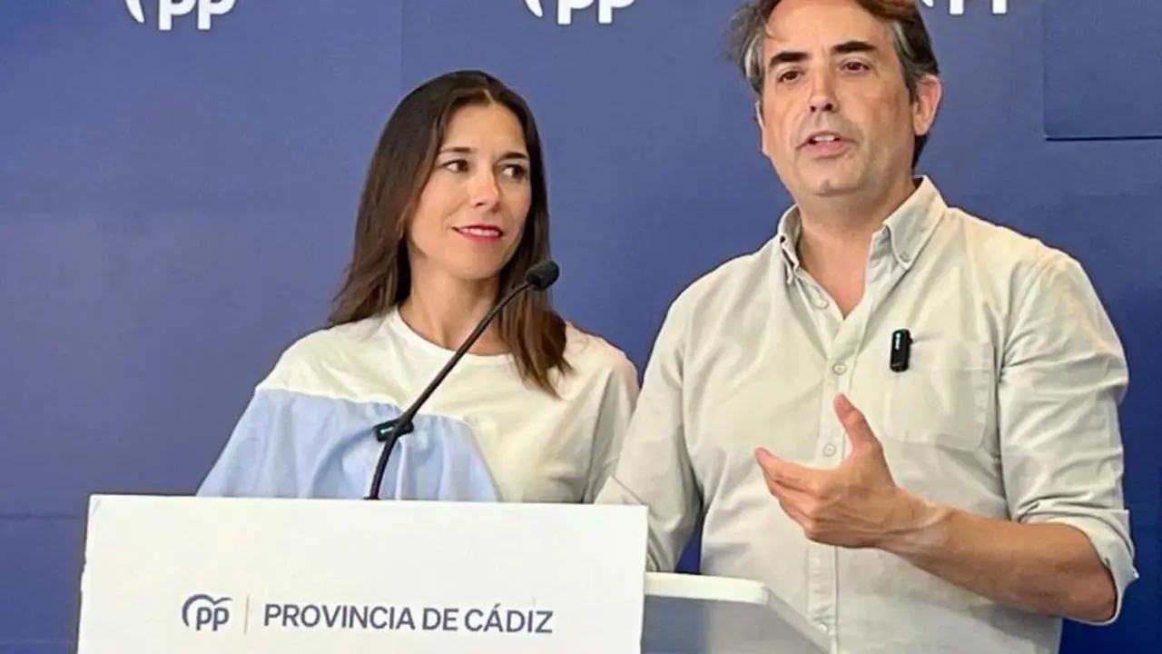 Antonio Salda&ntilde;a y Auxiliadora Izquierdo, en rueda de prensa. - VIVA