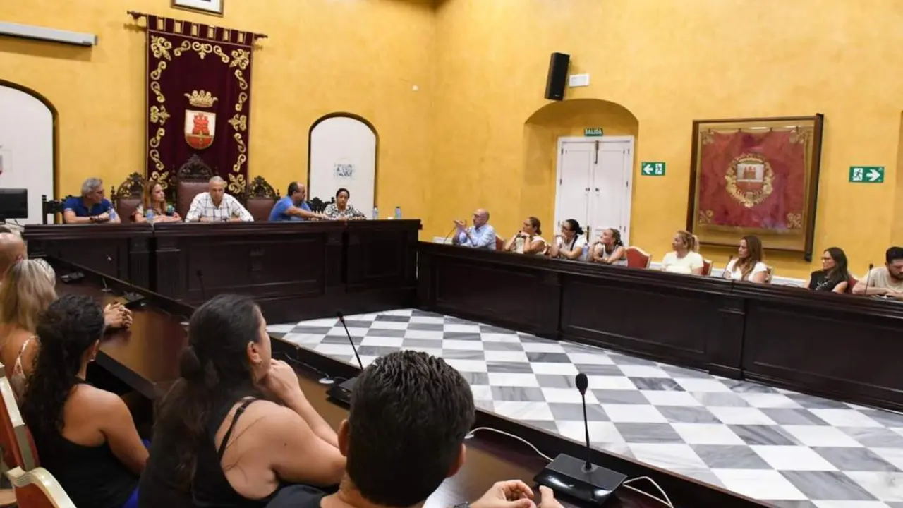 Reuni&oacute;n de Ruiz Boix con trabajadores de la piscina municipal. - AI
