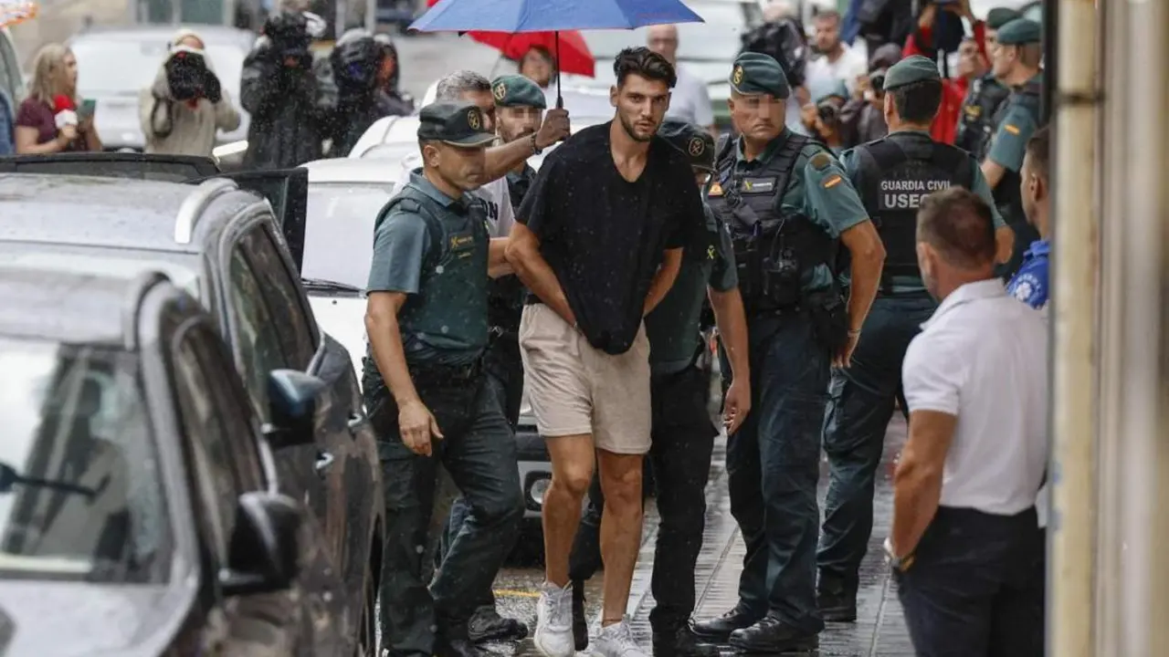 El futbolista Rafa Mir (c) llega escoltado por la Guardia Civil. - Kai F&ouml;rsterling - EFE