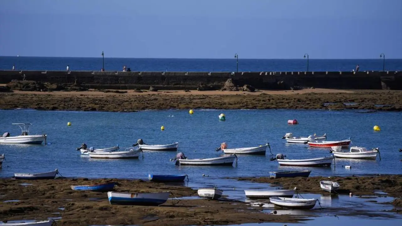 Barcas de pesca en La Caleta de C&aacute;diz. - JOAQUIN CORCHERO/EUROPA PRESS