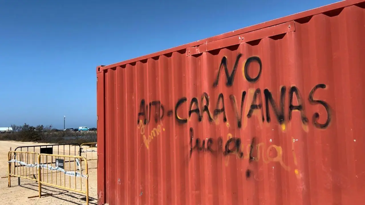Pintada en contra de las autocaravanas en Camposoto. - A.I.