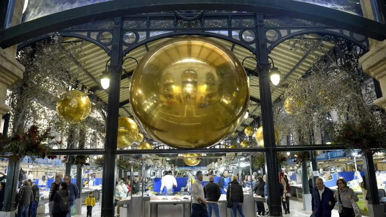 La Plaza de Abastos luce m&aacute;s navide&ntilde;a que nunca.  - Viva
