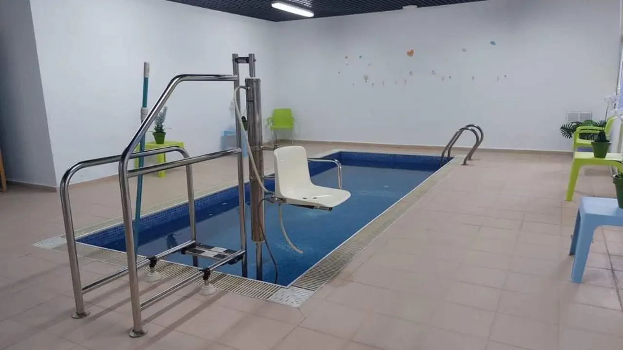 Piscina del CEE Virgen de la Esperanza de Algeciras. - AI