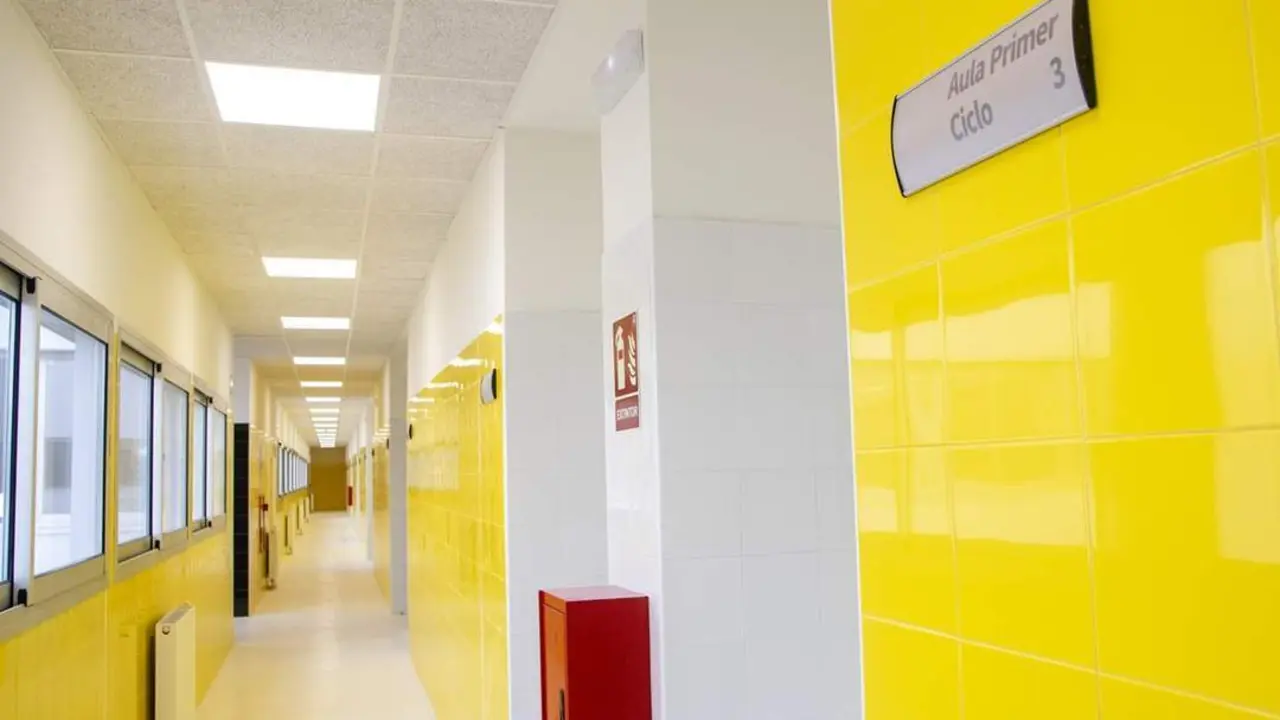 Uno de los pasillos del colegio del Ensanche Sur. - CARMEN BARAHONA