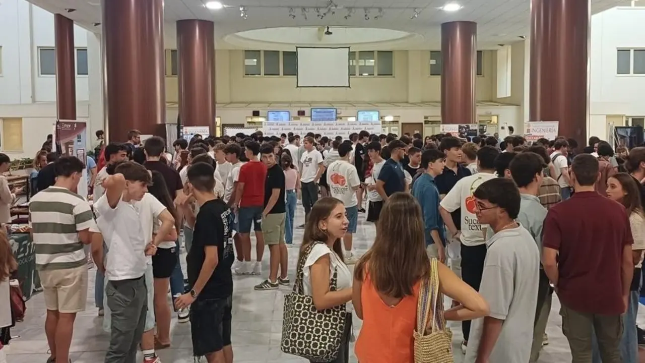 Estudiantes en la Escuela Superior de Ingenier&iacute;a de la Universidad. - EP.