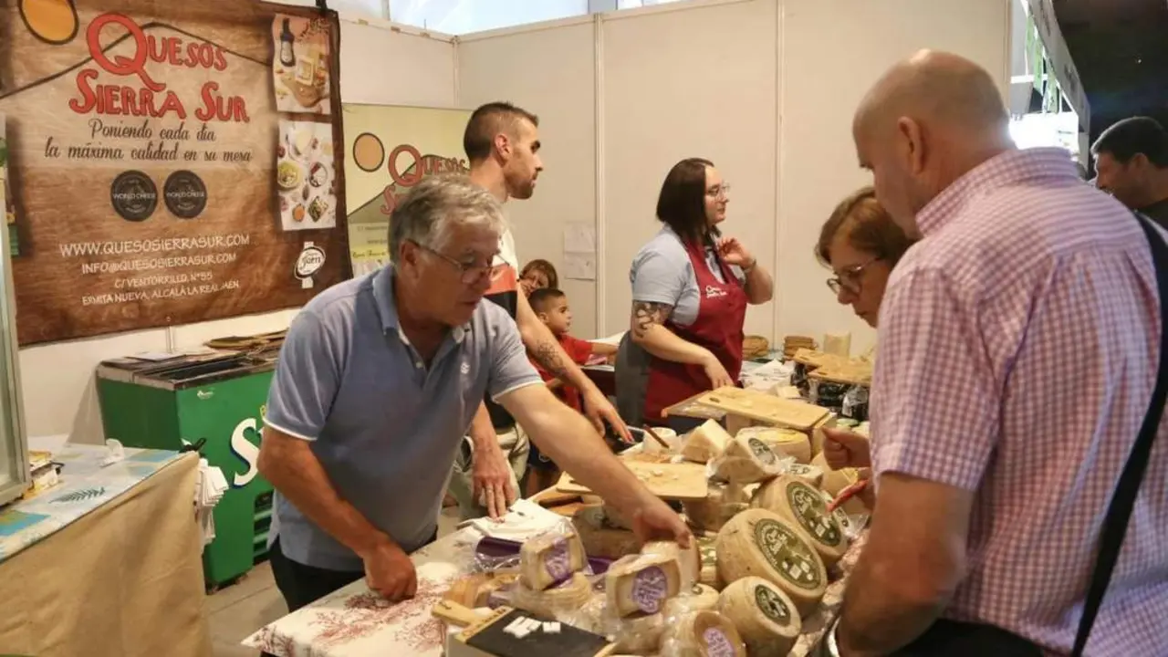 Stand de Quesos Sierra Sur, en Alcal&aacute; Muestra.  - 