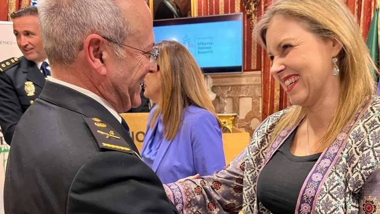 Pel&aacute;ez con el comisario de Polic&iacute;a Nacional. - EP.