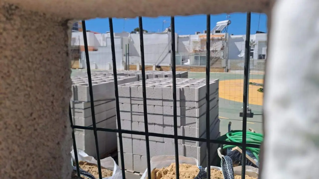 Este martes ya hab&iacute;a movimiento en el patio del colegio.  - J. F. Cabeza