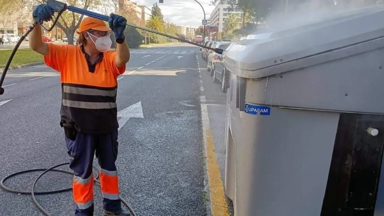 Un operario de Lipasam realiza labores de limpieza de un contenedor. - EP.