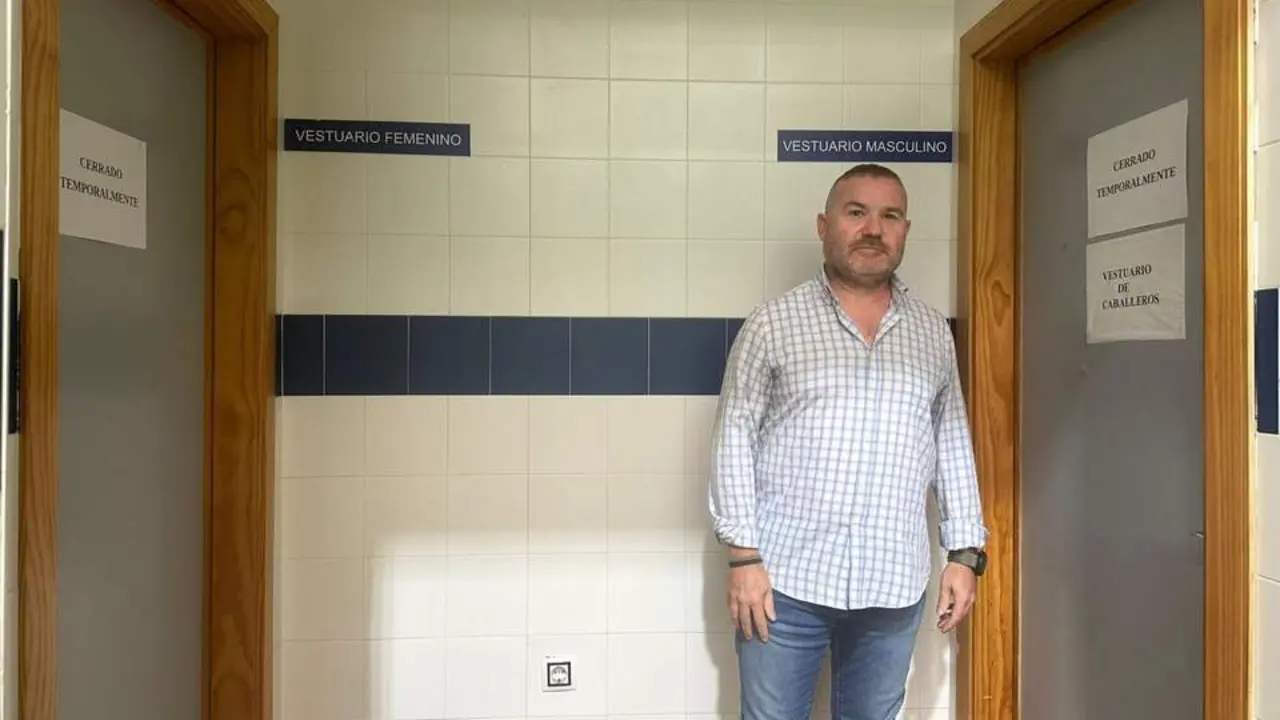 Carlos Alberca ante las puertas de los vestuarios clausurados. - PSOE JA&Eacute;N