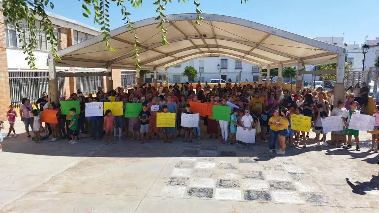 Protesta en el colegio Santa Ana de La Puebla de Cazalla. - EP.