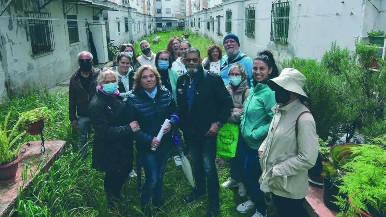 Imagen de los vecinos del Cerro del Moro reivindicando las obras de sus viviendas a la Junta. - Eulogio Romero