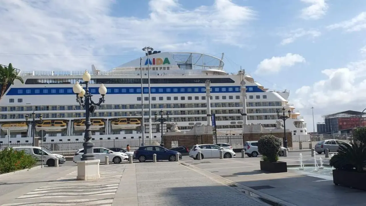 Uno de los tres cruceros atracados en C&aacute;diz este mi&eacute;rcoles. - VIVA