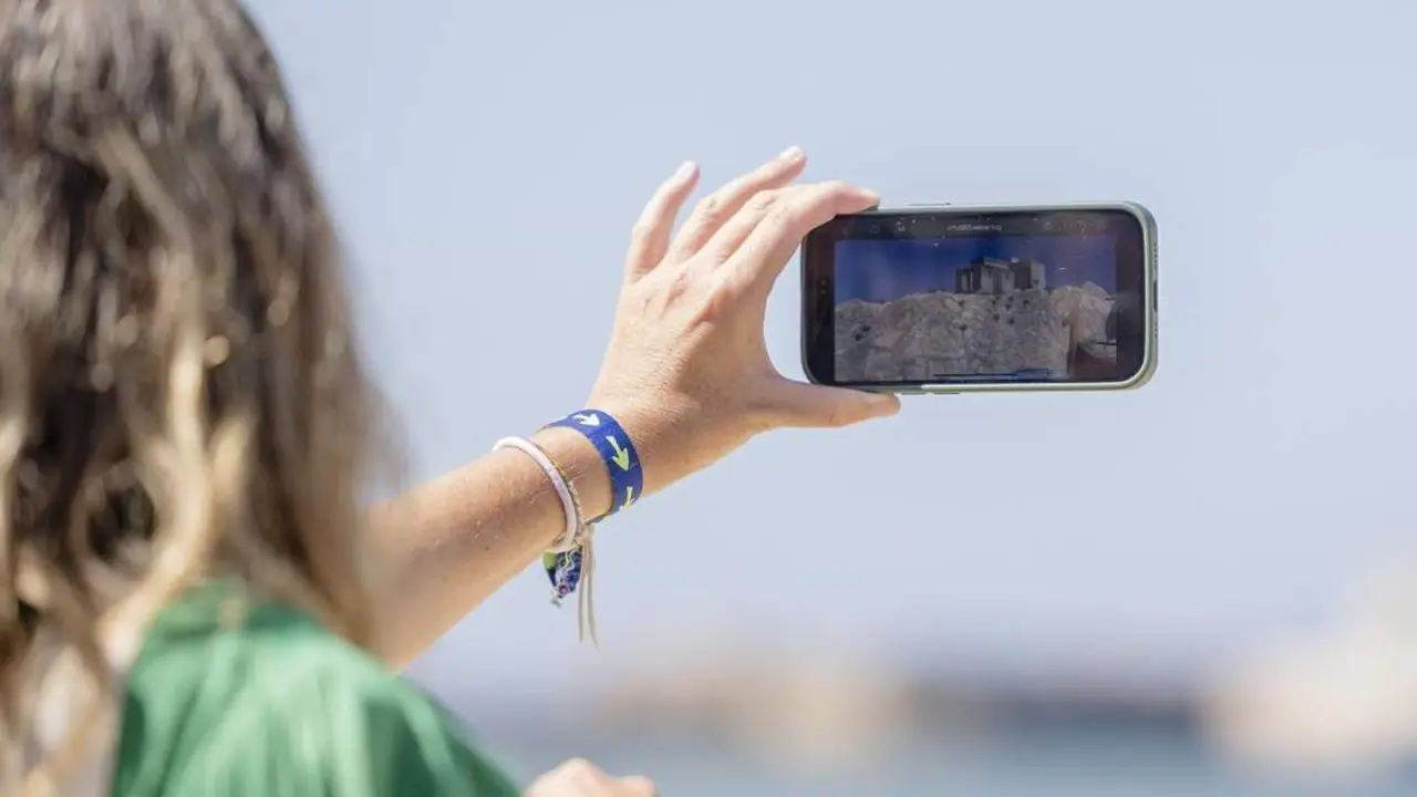 Una mujer observa la imagen de realidad aumentada de la C&aacute;diz fenicia. - VIVA