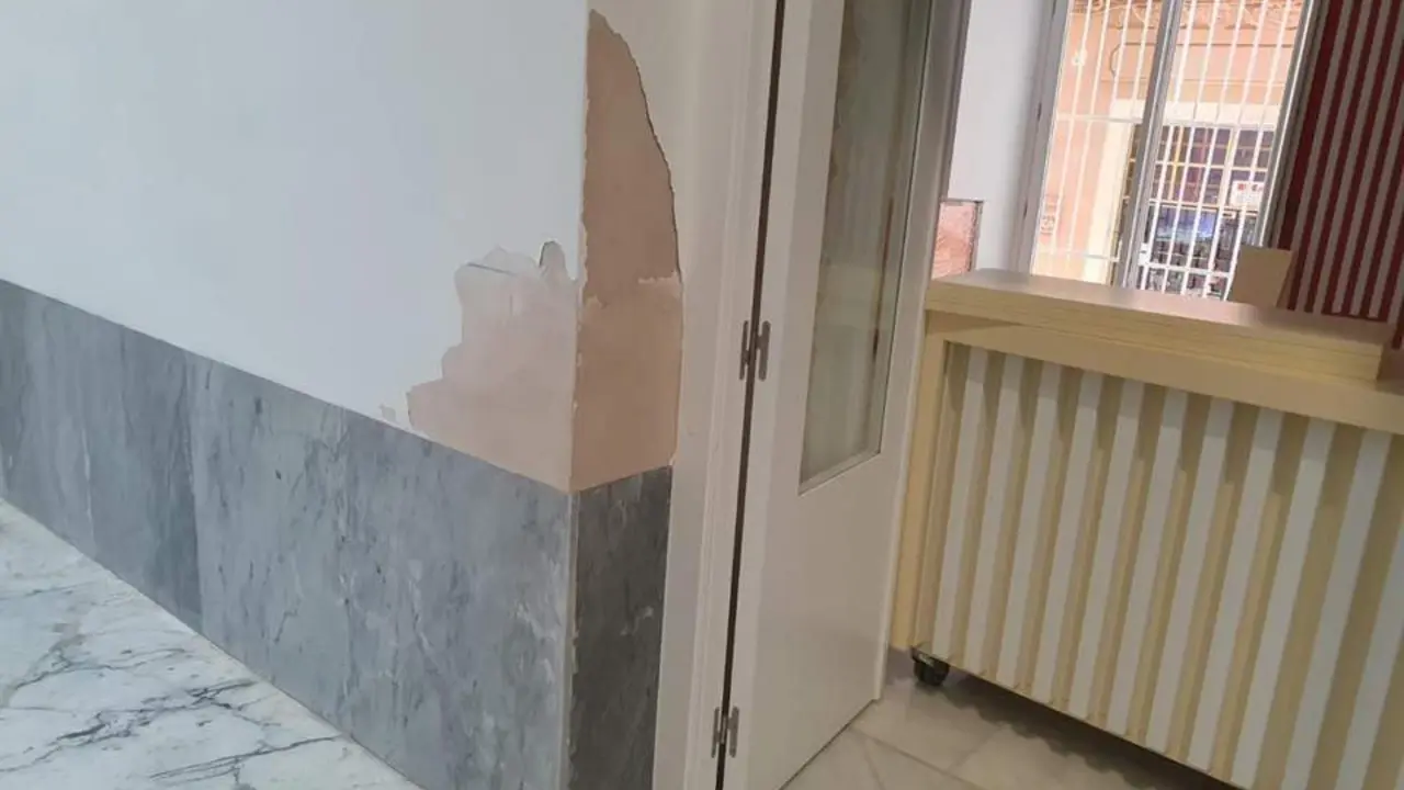Desperfecto en una de las paredes del patio de la Casa del Carnaval. - VIVA