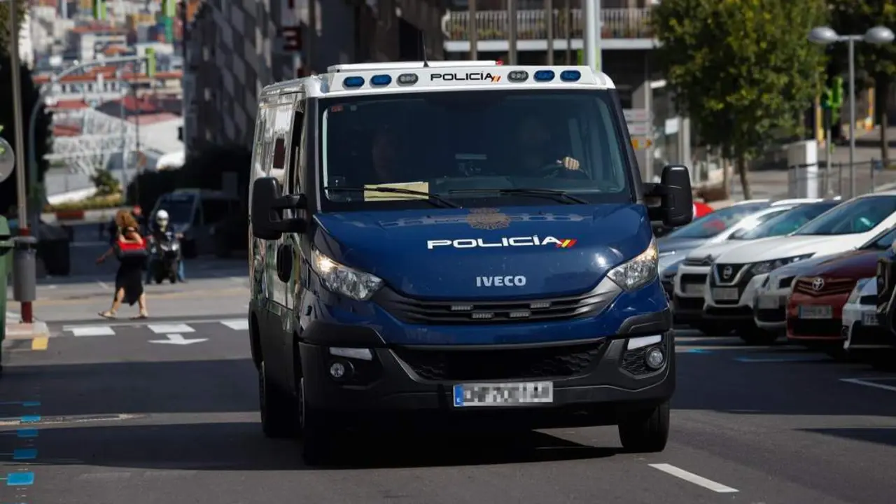 El detenido llega en furg&oacute;n policial a la Ciudad de la Justicia. - Europa Press