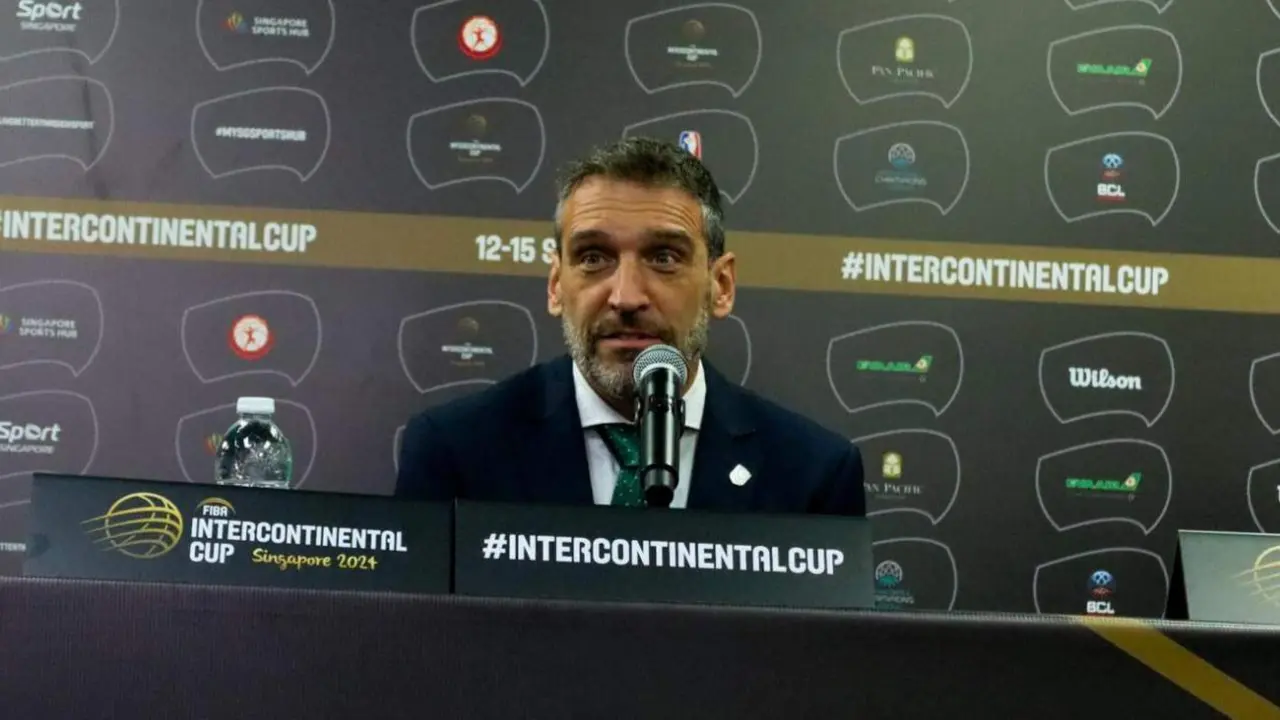 Navarro en rueda de prensa. - Unicaja CB