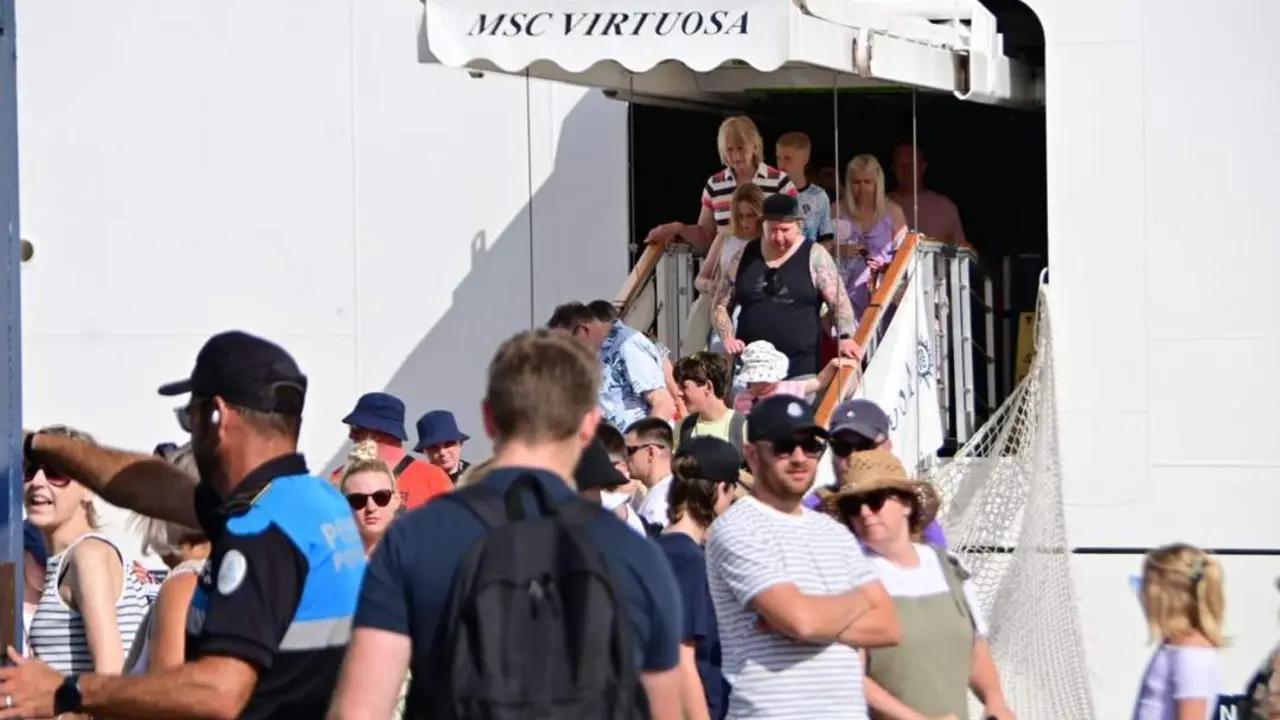 Cruceristas desembarcan en el Puerto de C&auml;diz. - Eulogio Garc&iacute;a