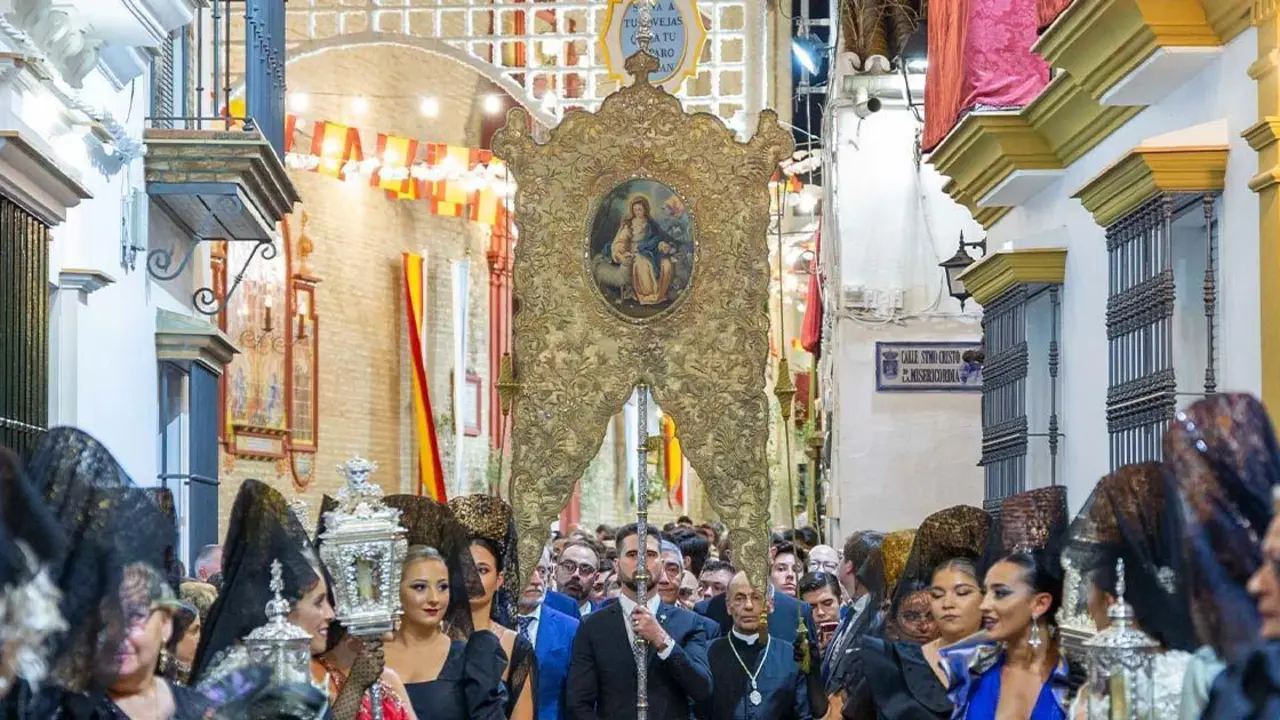 Simpecado Blanco de la Pastora de Cantillana - HERMANDAD