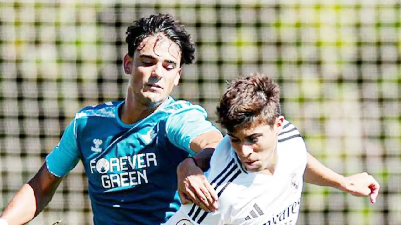 Un pugna por el bal&oacute;n en esta acci&oacute;n del partido - RFEF