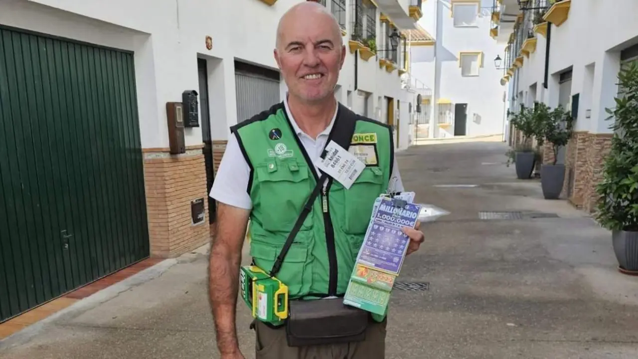 El agente vendedor que ha vendido el cup&oacute;n premiado.  - ONCE