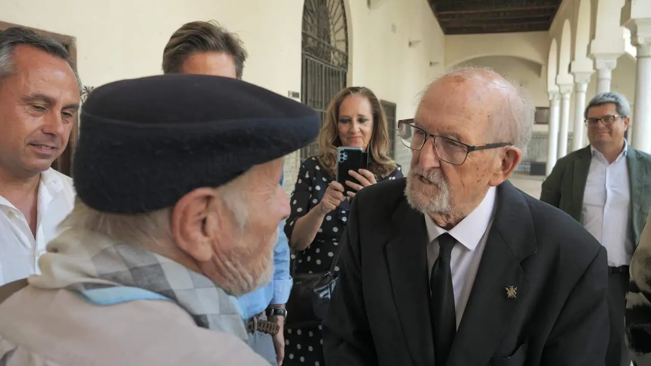 Antonio L&oacute;pez visita la exposici&oacute;n de Jos&eacute; Luis Mauri en Sevilla